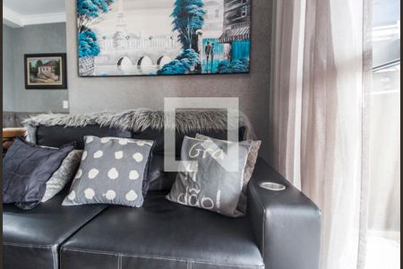 Sala de TV de apartamento à venda com 2 quartos, 64m² em Jardim Tupanci, Barueri