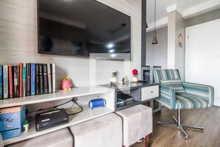 Sala de TV de apartamento à venda com 2 quartos, 64m² em Jardim Tupanci, Barueri