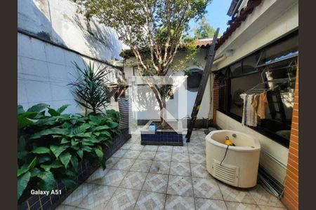 Casa à venda com 226m², 4 quartos e 2 vagas