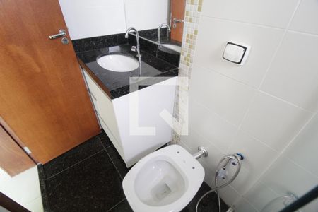 Banheiro do Quarto 1 de apartamento para alugar com 2 quartos, 59m² em Saraiva, Uberlândia