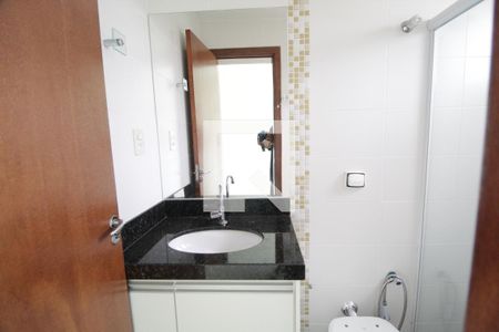 Banheiro do Quarto 1 de apartamento para alugar com 2 quartos, 59m² em Saraiva, Uberlândia