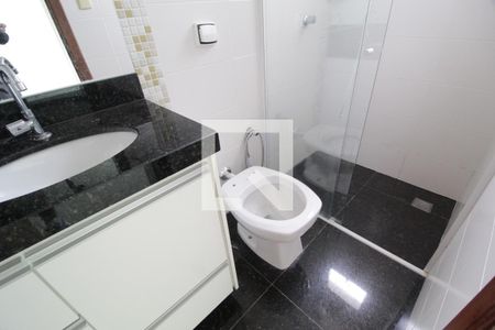 Banheiro do Quarto 1 de apartamento para alugar com 2 quartos, 59m² em Saraiva, Uberlândia