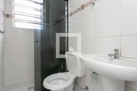 Banheiro de apartamento à venda com 1 quarto, 48m² em Vila Ipiranga, Porto Alegre