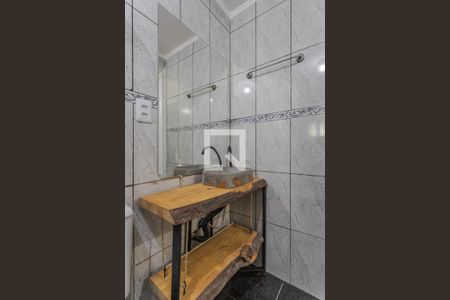 Banheiro de apartamento para alugar com 1 quarto, 63m² em Humaitá, Porto Alegre