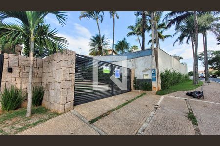 Casa de condomínio à venda com 300m², 4 quartos e 4 vagas Casa de condomínio à venda com 300m², 4 quartos e 4 vagasFachada