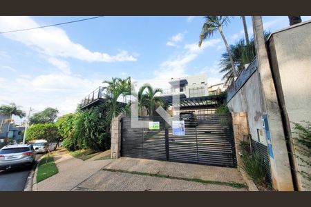 Casa de condomínio à venda com 300m², 4 quartos e 4 vagas Casa de condomínio à venda com 300m², 4 quartos e 4 vagasFachada
