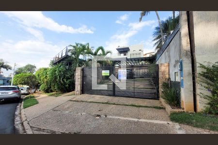 Casa de condomínio à venda com 300m², 4 quartos e 4 vagas Casa de condomínio à venda com 300m², 4 quartos e 4 vagasFachada