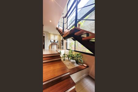 Casa de condomínio à venda com 300m², 4 quartos e 4 vagas Casa de condomínio à venda com 300m², 4 quartos e 4 vagasEscada