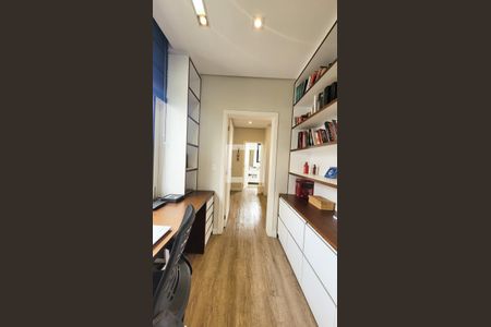 Casa de condomínio à venda com 300m², 4 quartos e 4 vagas Casa de condomínio à venda com 300m², 4 quartos e 4 vagasEscritório