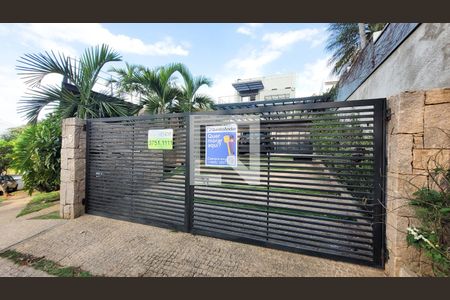 Casa de condomínio à venda com 300m², 4 quartos e 4 vagas Casa de condomínio à venda com 300m², 4 quartos e 4 vagasFachada