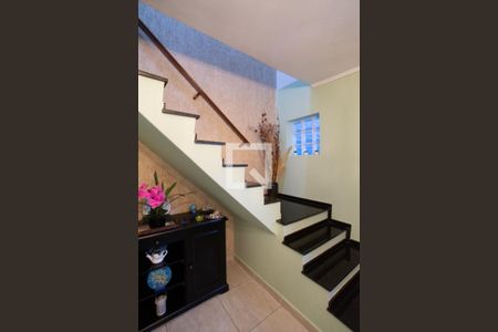 Casa à venda com 230m², 4 quartos e 4 vagas Casa à venda com 230m², 4 quartos e 4 vagasEscada