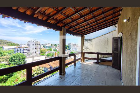 varanda de casa para alugar com 4 quartos, 360m² em Pechincha, Rio de Janeiro