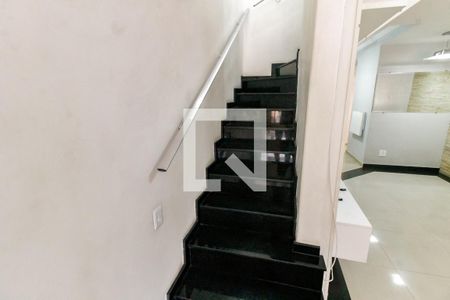 Escada acesso quartos de casa para alugar com 2 quartos, 132m² em Super Quadra Morumbi, São Paulo