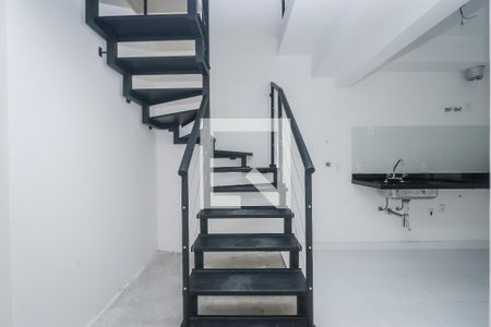 Escada de apartamento à venda com 1 quarto, 84m² em Vila Progredior, São Paulo