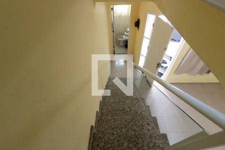 Casa de condomínio à venda com 77m², 3 quartos e 1 vaga Casa de condomínio à venda com 77m², 3 quartos e 1 vagaEscada