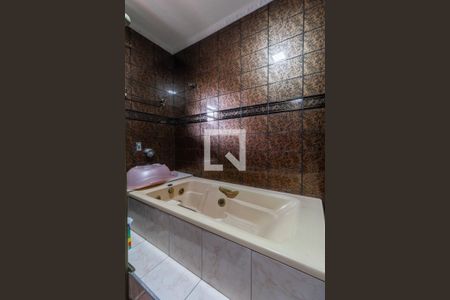 Casa à venda com 231m², 5 quartos e 6 vagas Casa à venda com 231m², 5 quartos e 6 vagasCasa 2 - Banheiro