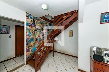 Escada de casa à venda com 5 quartos, 180m² em Betânia, Belo Horizonte