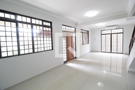 Sala de casa para alugar com 3 quartos, 265m² em Jardim Karaíba, Uberlândia