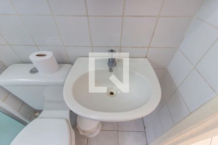 Banheiro de apartamento para alugar com 2 quartos, 48m² em Vila Carmosina, São Paulo