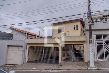 Casa à venda com 210m², 3 quartos e 3 vagas Casa à venda com 210m², 3 quartos e 3 vagasFachada