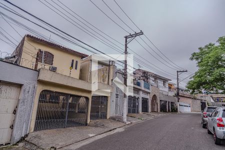 Casa à venda com 210m², 3 quartos e 3 vagas Casa à venda com 210m², 3 quartos e 3 vagasFachada