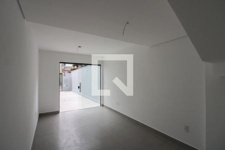 Sala de casa à venda com 2 quartos, 115m² em Piratininga, Belo Horizonte