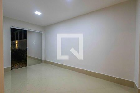 Sala de casa de condomínio para alugar com 5 quartos, 315m² em Recreio dos Bandeirantes, Rio de Janeiro