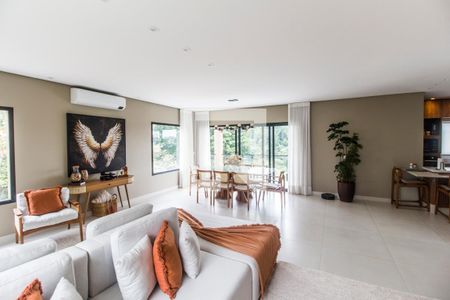 Sala de TV de casa de condomínio para alugar com 3 quartos, 324m² em Alphaville, Santana de Parnaíba