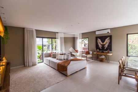 Sala de TV de casa de condomínio para alugar com 3 quartos, 324m² em Alphaville, Santana de Parnaíba