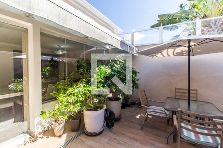 Casa de condomínio à venda com 200m², 4 quartos e 2 vagas Casa de condomínio à venda com 200m², 4 quartos e 2 vagasÁrea Externa