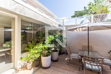 Casa de condomínio à venda com 200m², 4 quartos e 2 vagas Casa de condomínio à venda com 200m², 4 quartos e 2 vagasÁrea Externa