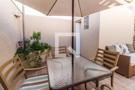 Casa de condomínio à venda com 200m², 4 quartos e 2 vagas Casa de condomínio à venda com 200m², 4 quartos e 2 vagasÁrea Externa