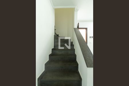 Escadas de casa para alugar com 4 quartos, 200m² em Jardim Recanto Suave, Cotia