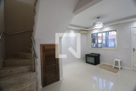 Sala de TV de casa de condomínio à venda com 2 quartos, 75m² em Fátima, Canoas