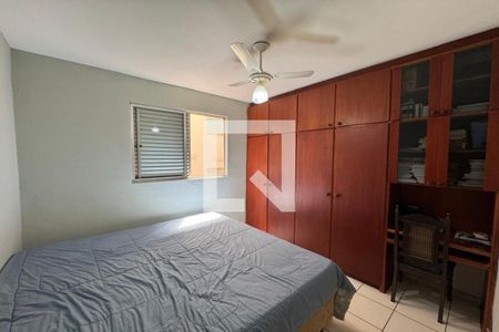 Dormitório 01 de apartamento para alugar com 2 quartos, 52m² em Vila Tiberio, Ribeirão Preto