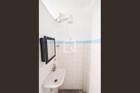 Banheiro de kitnet/studio para alugar com 1 quarto, 30m² em Sampaio, Rio de Janeiro