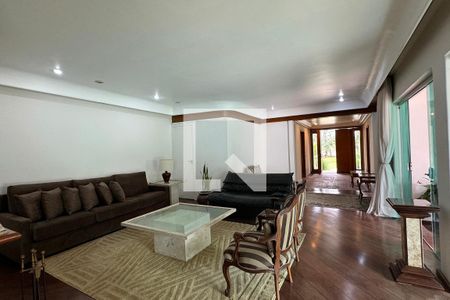 Sala de casa de condomínio para alugar com 4 quartos, 486m² em Residencial Cinco (alphaville), Santana de Parnaíba