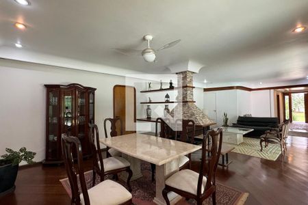 Sala de casa de condomínio para alugar com 4 quartos, 486m² em Residencial Cinco (alphaville), Santana de Parnaíba