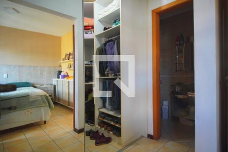 Closet da Suíte de casa à venda com 3 quartos, 127m² em Parque Santa Fé, Porto Alegre