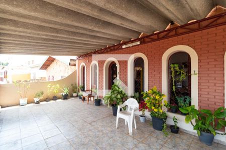 Casa à venda com 220m², 4 quartos e 3 vagas Casa à venda com 220m², 4 quartos e 3 vagasVaranda