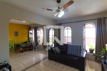 Casa à venda com 220m², 4 quartos e 3 vagas Casa à venda com 220m², 4 quartos e 3 vagasSalas