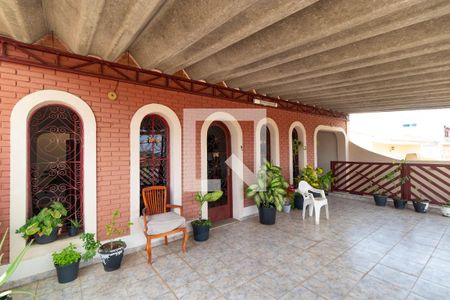 Casa à venda com 220m², 4 quartos e 3 vagas Casa à venda com 220m², 4 quartos e 3 vagasVaranda