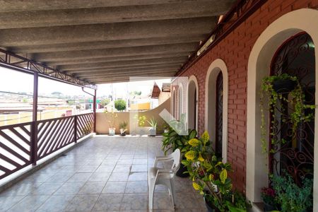 Casa à venda com 220m², 4 quartos e 3 vagas Casa à venda com 220m², 4 quartos e 3 vagasVaranda