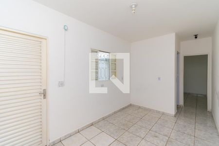 Sala / Quarto de casa para alugar com 1 quarto, 27m² em Vila Antonieta, São Paulo