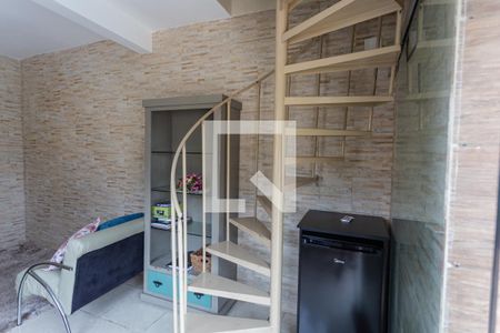 Casa à venda com 100m², 3 quartos e 4 vagas Casa à venda com 100m², 3 quartos e 4 vagasEscada de Acesso ao 2° Andar da Casa Auxiliar