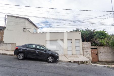 Casa à venda com 100m², 3 quartos e 4 vagas Casa à venda com 100m², 3 quartos e 4 vagasFachada
