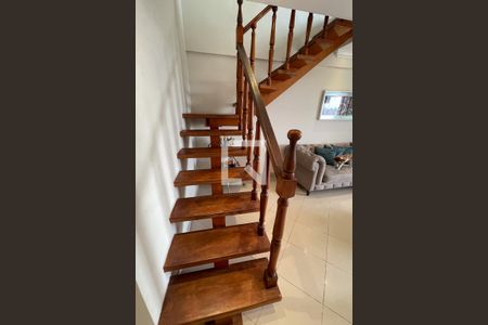 Apartamento para alugar com 150m², 3 quartos e 3 vagas Apartamento para alugar com 150m², 3 quartos e 3 vagasEscadas