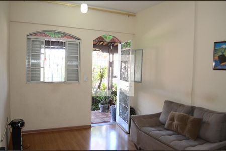 Sala de casa para alugar com 4 quartos, 110m² em Maria Goretti, Belo Horizonte