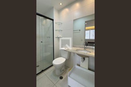 Banheiro de apartamento para alugar com 1 quarto, 44m² em Jardim Tupanci, Barueri