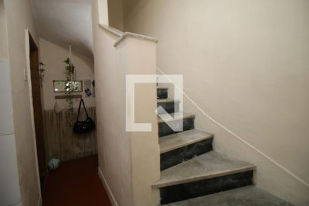 Escada de acesso 2º piso de casa para alugar com 3 quartos, 160m² em Brás de Pina, Rio de Janeiro